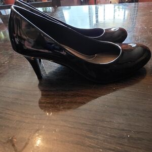 comfort plus by Predictions Black Patent Mid Heel Pumps Size 7